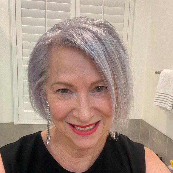 Profile Picture of Rebecca Schneider (@becsfarm) on Poshmark