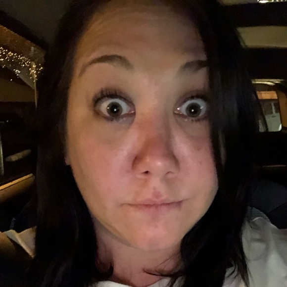 Profile Picture of Amanda Wivell (@awivel01) on Poshmark