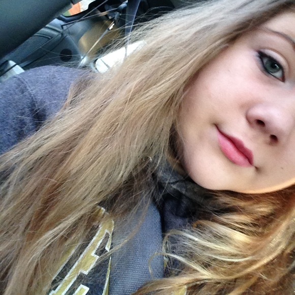 Profile Picture of Caroline Freeland (@get_what_i_want) on Poshmark