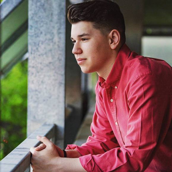 Profile Picture of Chaz Collins (@chaz_collins) on Poshmark