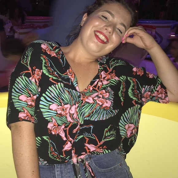 Profile Picture of Lucy Shirley (@lucy_shirley) on Poshmark