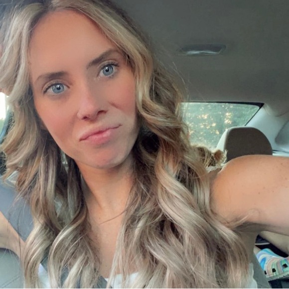 Profile Picture of Sydney Sheckles (@sydnaykydnay) on Poshmark