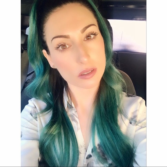 Profile Picture of Elizabeth Isnardi (@elizabethis) on Poshmark