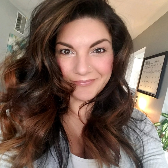Profile Picture of Melissa Dedousis (@missygirl40) on Poshmark