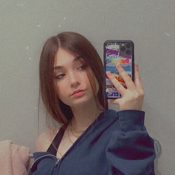 Profile Picture of Lucia Thompson (@luciathompsonn) on Poshmark