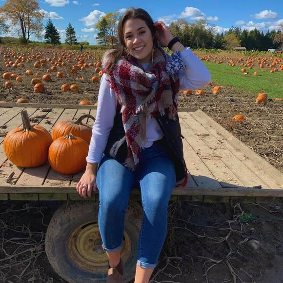 Profile Picture of Robin Annis (@robin_chewie17) on Poshmark