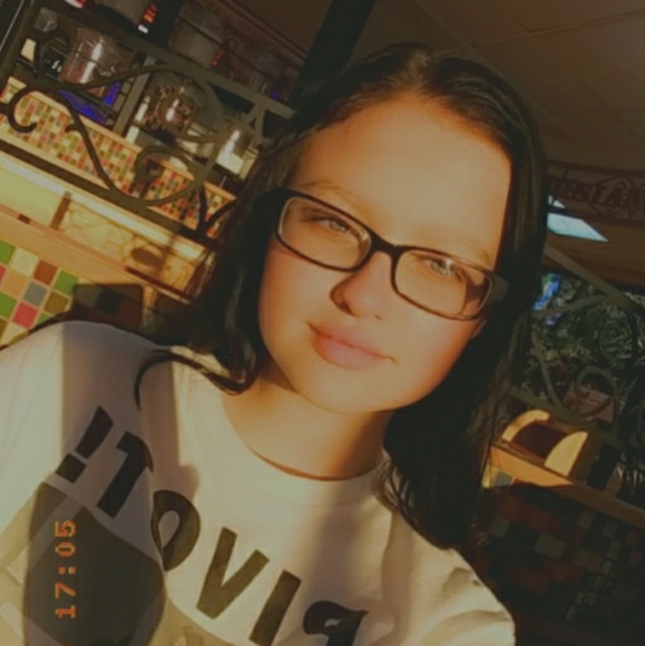 Profile Picture of Elizabeth Shamonski (@lizjanette2001) on Poshmark