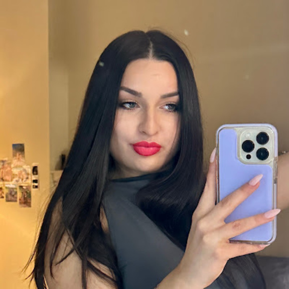 Profile Picture of Grace James (@gracejames499) on Poshmark