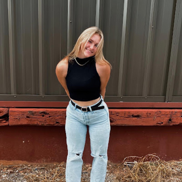 Profile Picture of Halle grace Hinshaw (@hvh20a) on Poshmark