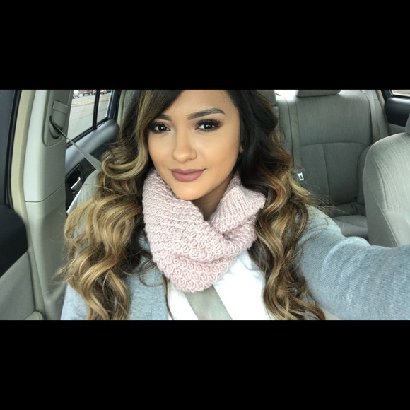 Profile Picture of Nina Gomez (@ninabooxo) on Poshmark