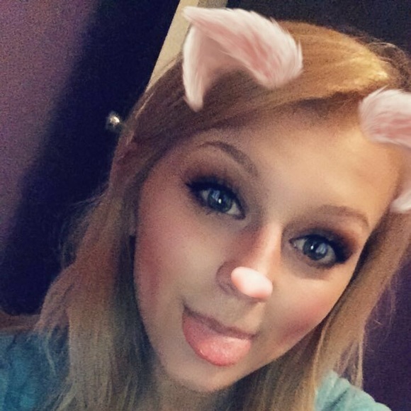 Profile Picture of Haley Daniels (@haleycheyy) on Poshmark