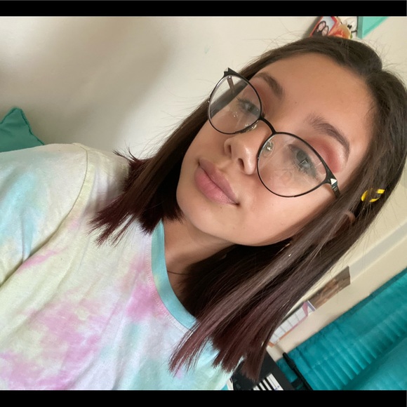 Profile Picture of Alexa Medrano (@alexa12312) on Poshmark