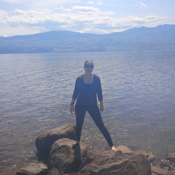 Profile Picture of Genna Kathryn (@foxzi_roxy) on Poshmark