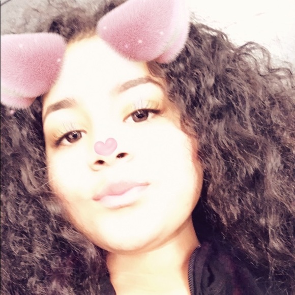 Profile Picture of Laura Payano (@laura_payano) on Poshmark