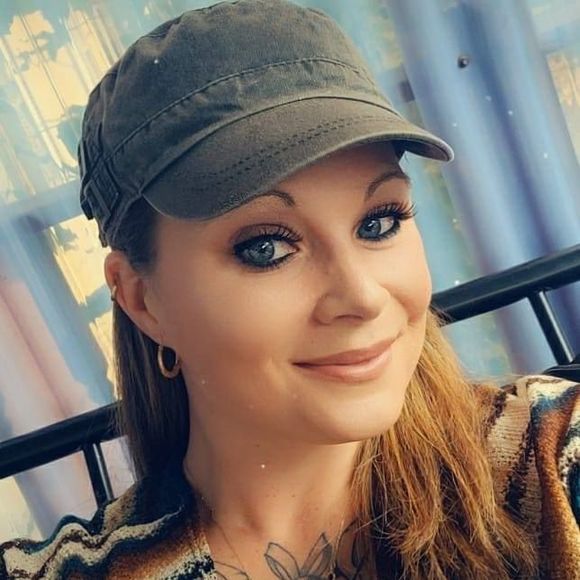 Profile Picture of Catrina Nihart (@peachy1023) on Poshmark