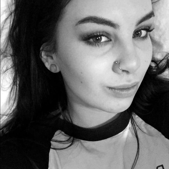 Profile Picture of Kendall Simmonds (@kendall_sim) on Poshmark