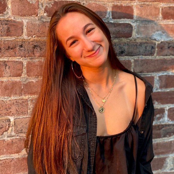 Profile Picture of Katey Paraskiewicz (@kateyparas) on Poshmark