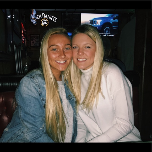Profile Picture of Amanda Lewis (@amandalewis26) on Poshmark