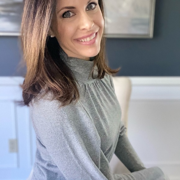 Profile Picture of Melanie Varian (@melanievarian) on Poshmark