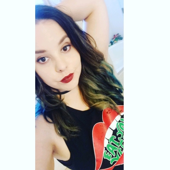 Mallary Denfeld - Poshmark Profile Picture of Mallary Denfeld (@malvibes) on Poshmark