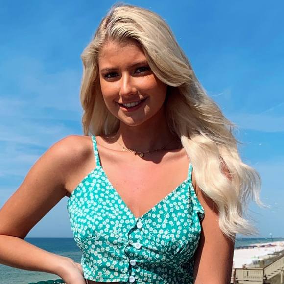 Profile Picture of Nicole Clauson (@nclauson26) on Poshmark