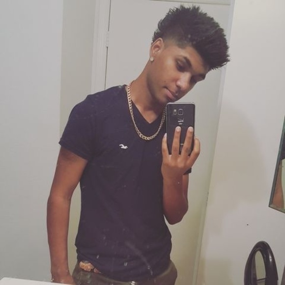 Profile Picture of Kenny Khan (@kennykhan25) on Poshmark