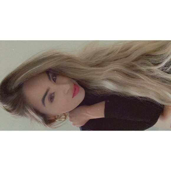 Profile Picture of Paola Ulloa (@paoulloaxo) on Poshmark