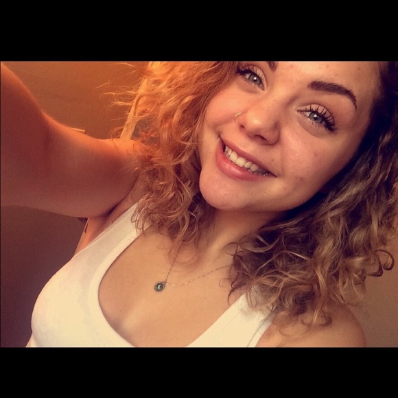 Profile Picture of Emily Bates (@_ooylime3) on Poshmark