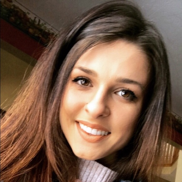 Profile Picture of Alyssa Schutzer (@aschutzer) on Poshmark