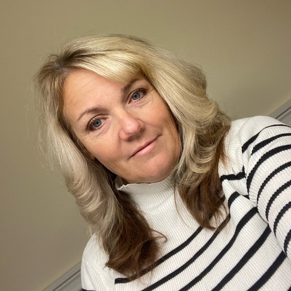 Profile Picture of Debbie Hughes (@dhughes88) on Poshmark