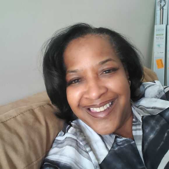 Profile Picture of Iris Lyons (@irislyons) on Poshmark