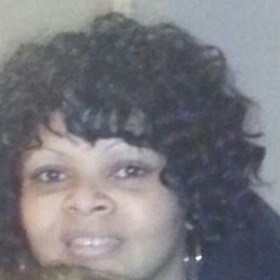 Profile Picture of Tina Holmes (@tinaholmes21) on Twitter