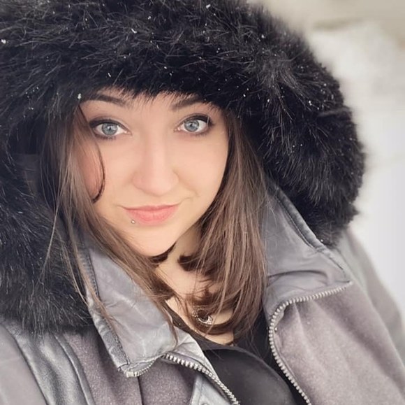 Profile Picture of Amanda Hughes (@ahughes612) on Poshmark