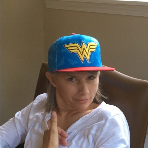 Profile Picture of Laurie Hudson (@lhbeachlove) on Poshmark