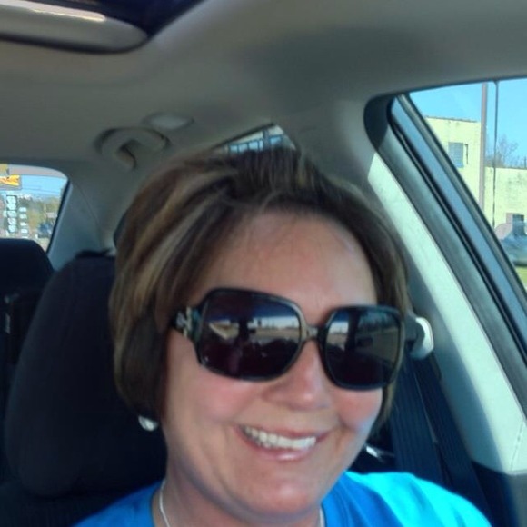 Profile Picture of Linda Bontrager (@bontrager44) on Poshmark