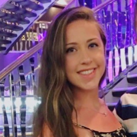 Profile Picture of Kelsey Barton (@kelsey_barton8) on Poshmark
