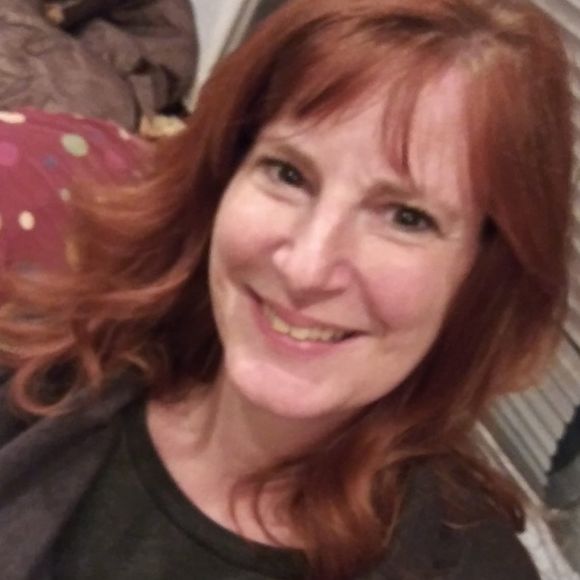 Profile Picture of Robin Parker (@rebarnett73) on Poshmark