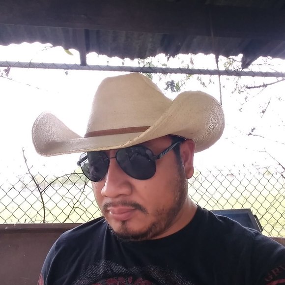 Profile Picture of Antonio Barron (@antoniobarron) on Poshmark