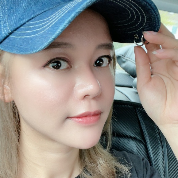 Profile Picture of Xiujiang Feng (@sasa890) on Poshmark