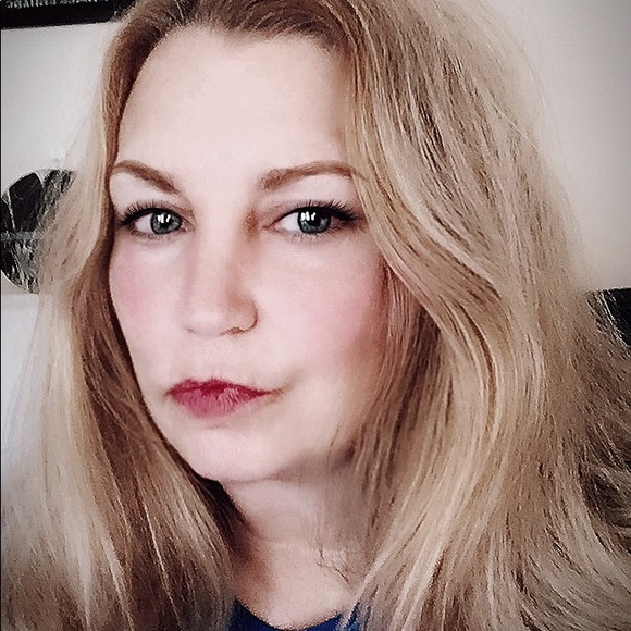 Julie Yocom - Poshmark Profile Picture of Julie Yocom (@julieyocom) on Poshmark