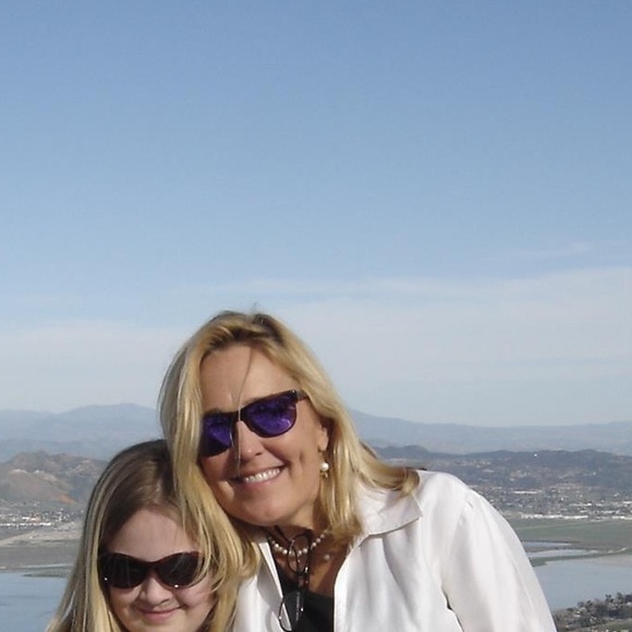 Profile Picture of Morine Rolander (@renerolander) on Poshmark