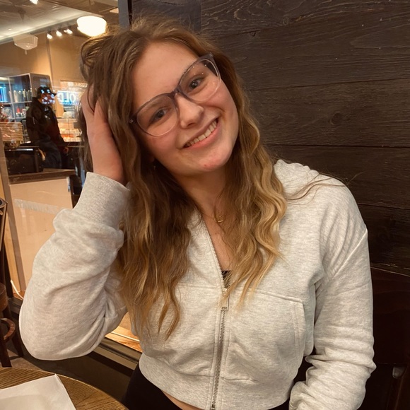 Profile Picture of Adelyn Vanoy (@katievanoy) on Poshmark