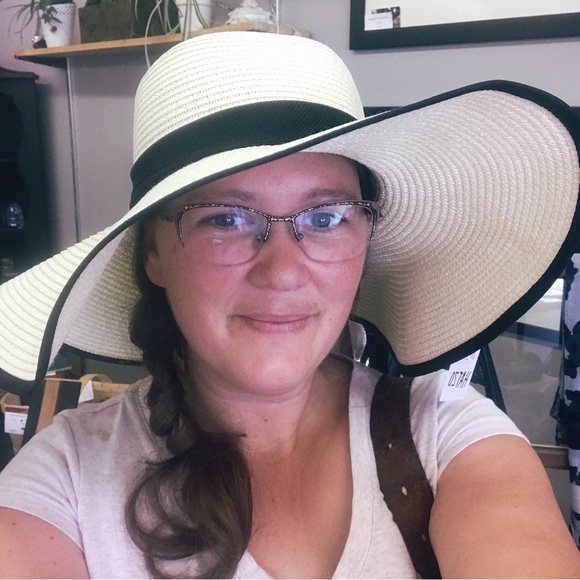 Profile Picture of Danielle Humble (@daniellehumble) on Poshmark