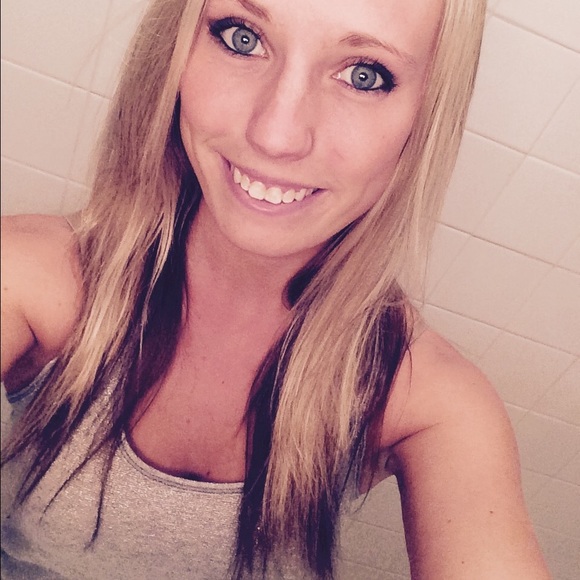 Profile Picture of Cori Knutsen (@corielizabeth92) on Poshmark