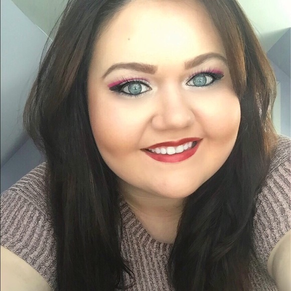 Profile Picture of Ashley Gladkowski (@ashgladkowski) on Poshmark
