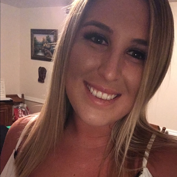 Profile Picture of Julia Zambrano (@jzambrano14) on Poshmark