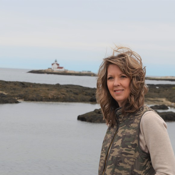 Profile Picture of Ashley Thames (@ashleydbt) on Poshmark