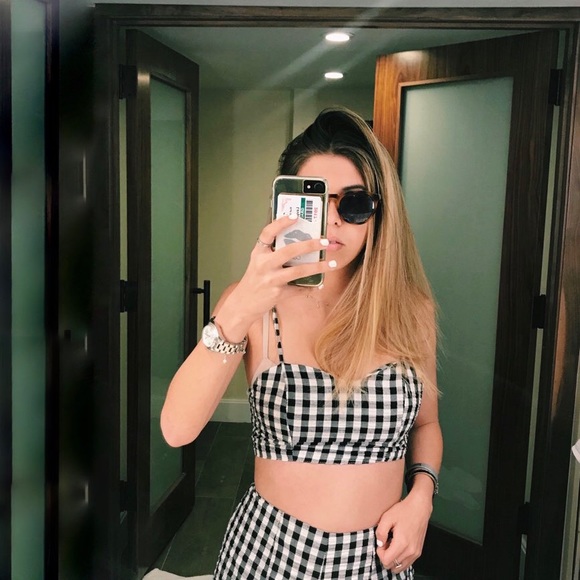 Profile Picture of Dani Levy (@danilevyy) on Poshmark