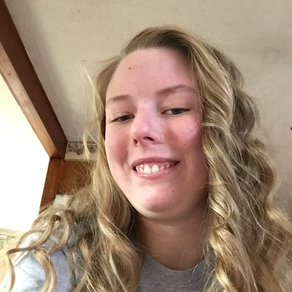 Profile Picture of Amanda Platania (@mandaelli) on Poshmark