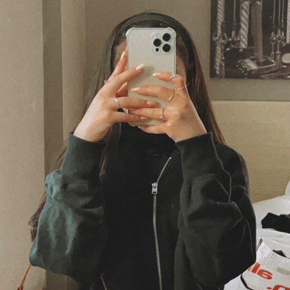 Profile Picture of Isabelle Nascimento (@isanicacio12) on Poshmark